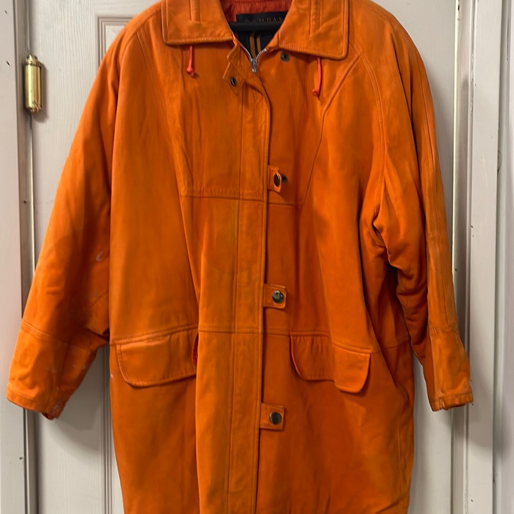 Ellen Tracy oversized orange suede coat, in good condition knee-length.
